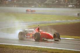 Первая победа к Шумахеру пришла в Испании в 1996 году под проливным дождем © LAT