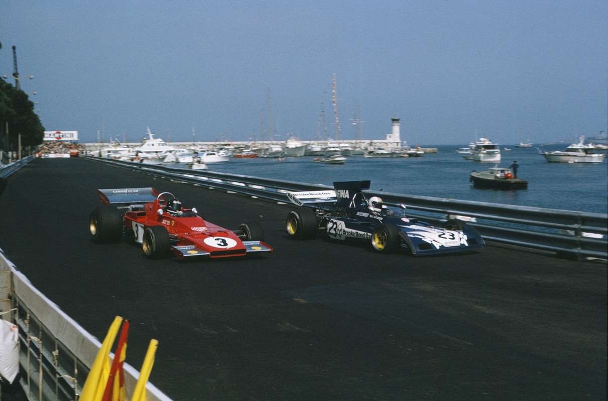 Гран При Монако'73. Джон Сёртис за рулем TS14A Ford и Жаки Икс, Ferrari 312B3, на входе в поворот Tabac