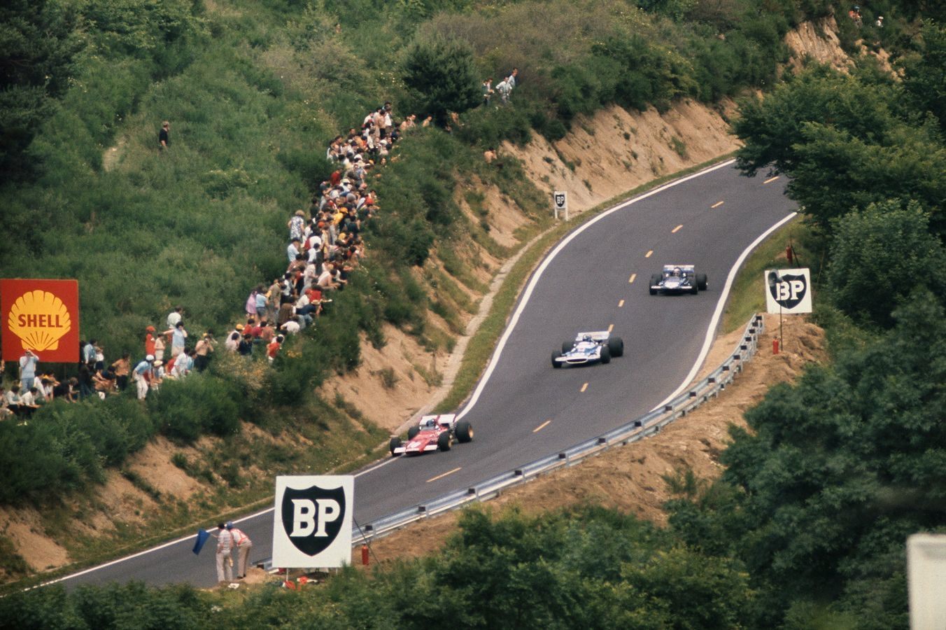В современном автоспорте такие трассы, как Клермон-Ферран, можно увидеть только на асфальтовых ралли © McLaren