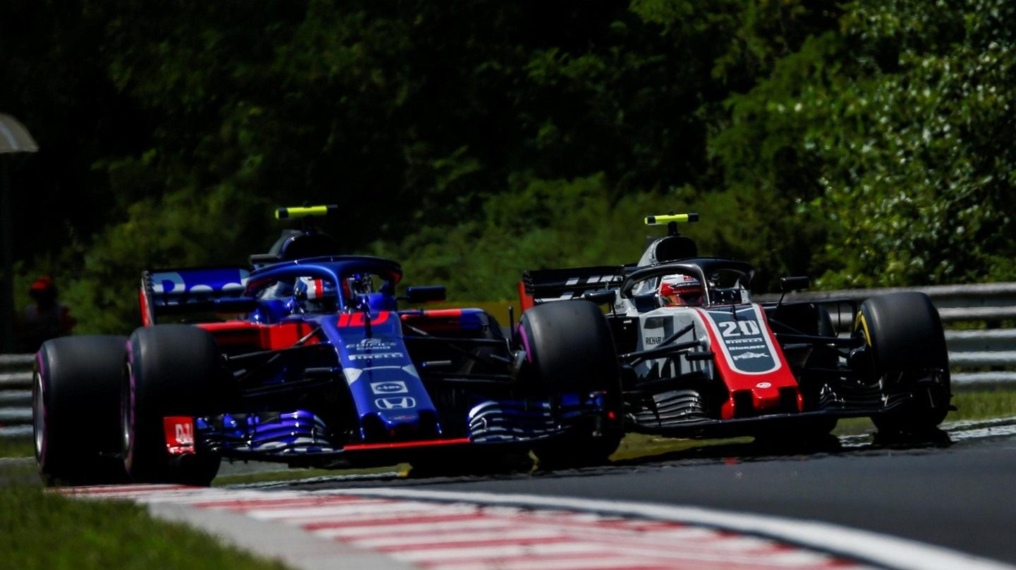 Пьер Гасли, Toro Rosso, и Кевин Магнуссен, Haas © F1