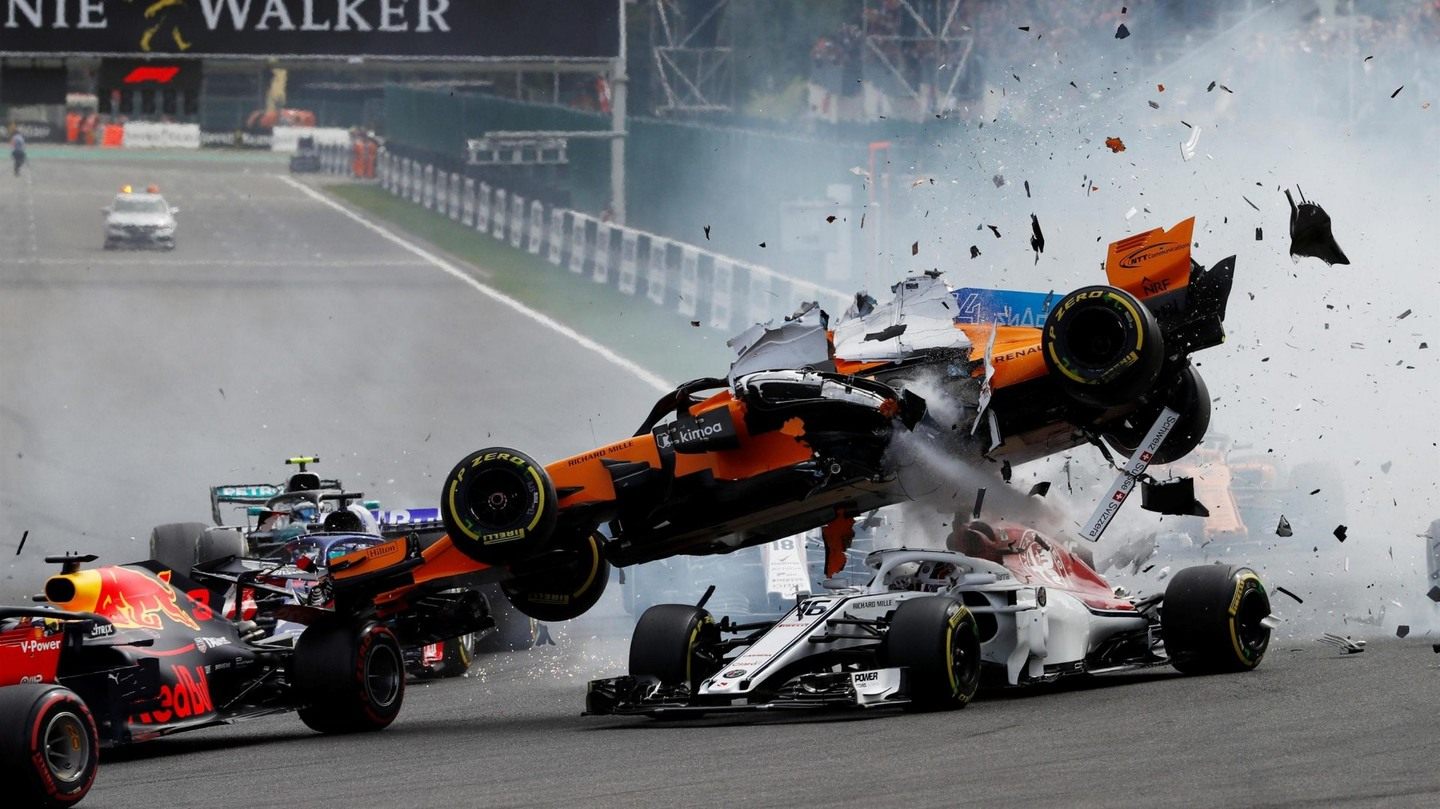 Авария Фернандо Алонсо, McLaren, на старте © Formula 1