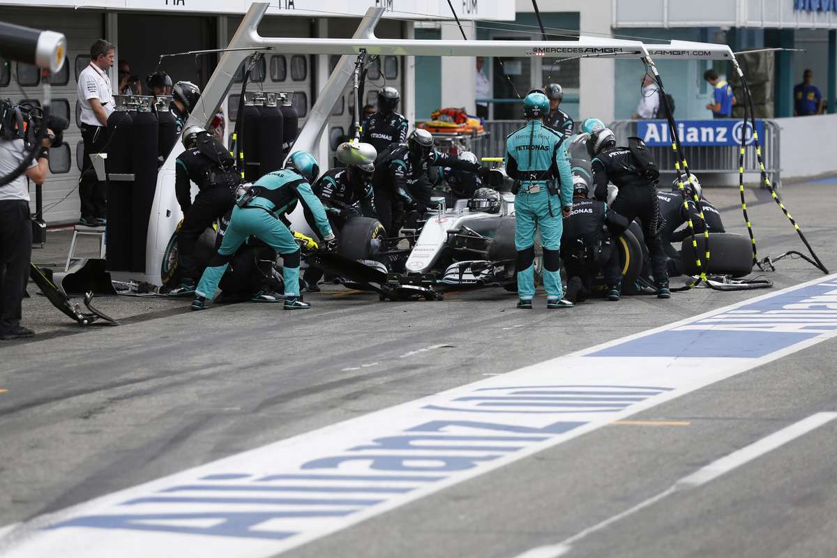 Во время пит-стопа Нико Росберга Mercedes подвел всемирно известный смартфон
