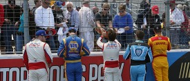 Гонщики IndyCar раздают автографы на тестах в Gateway