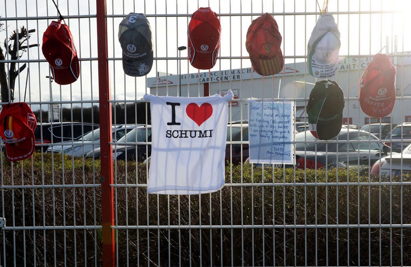 Болельщики поддерживают Шумахера у больницы в Гренобле © Daily Mirror