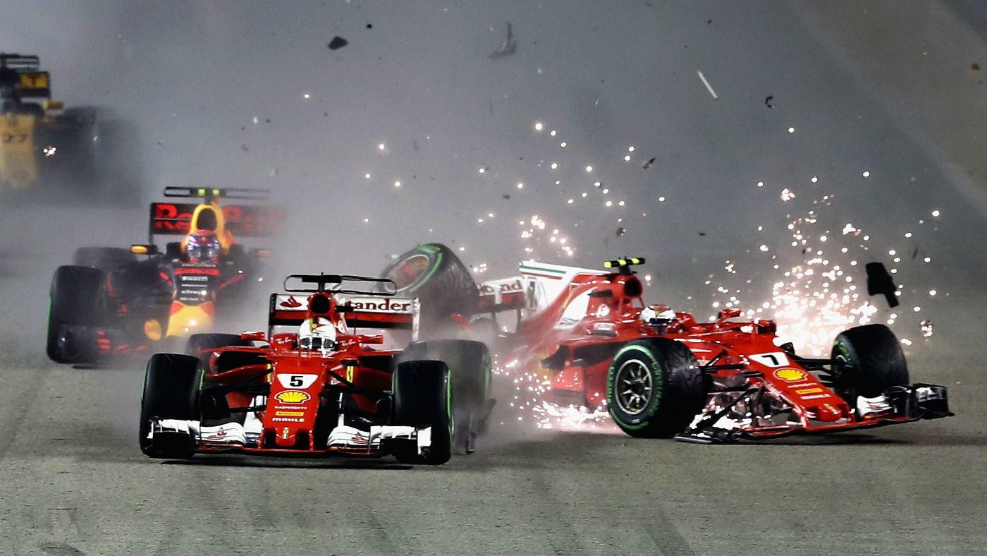 Столкновение двух гонщиков Ferrari на старте в Сингапуре © The Week