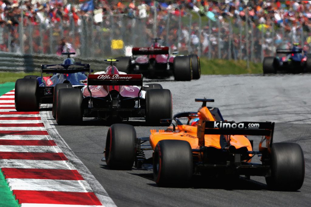 Фернандо Алонсо преследует гонщиков Sauber и Toro Rosso © McLaren