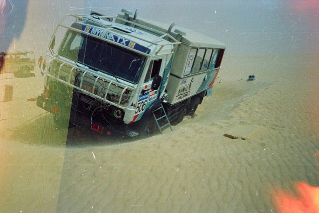 Брошенный в Сахаре грузовик © Архив команды