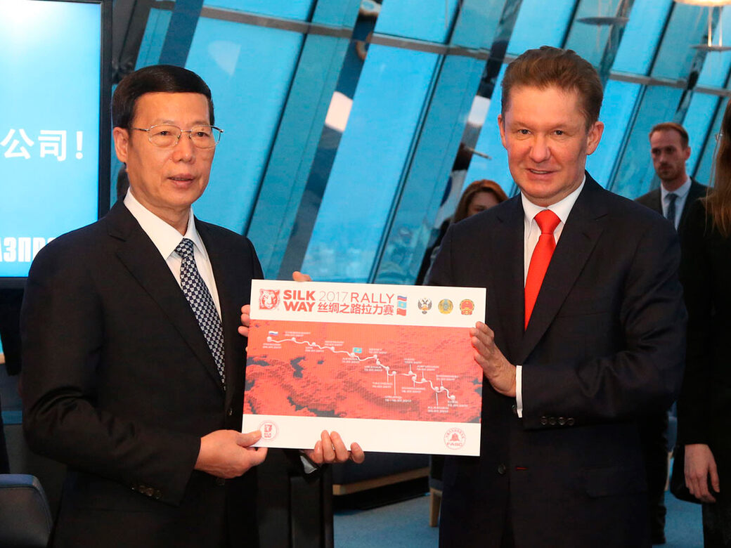 Алексей Миллер вручил первому вице-премьеру Госсовета КНР карту ралли «Шёлковый Путь»