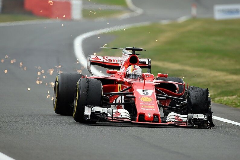 Проколы колёс на машинах гонщиков Ferrari произошли по разным причинам