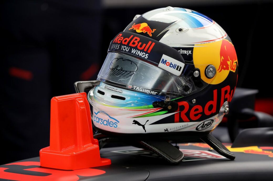 Гонщики Red Bull обновили оформление шлемов в преддверии сезона-2018