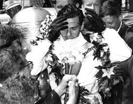 Джим Кларк празднует победу в «500 миль Индианаполиса», 1965 год