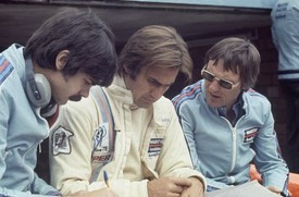 Берни Экклстоун (справа) общается с Карлосом Ройтеманом и Гордоном Марри в 1975-м