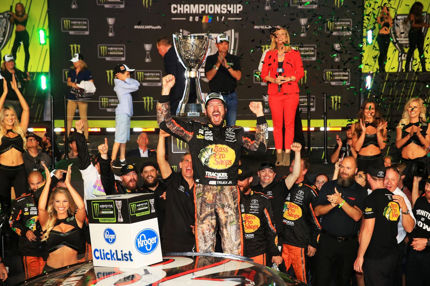 Мартин Труэкс отмечает победу в чемпионате NASCAR © NASCAR