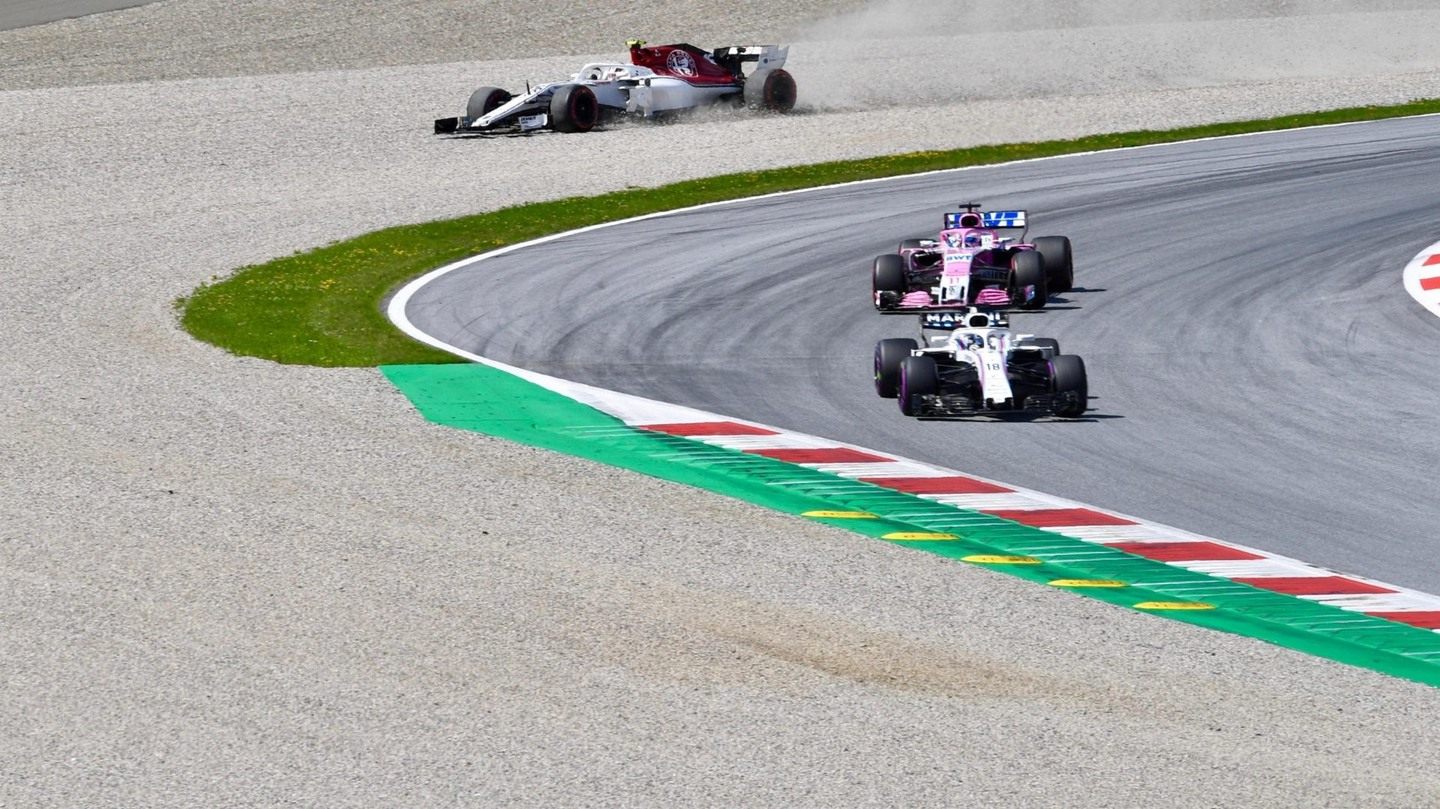 Вылет Шарля Леклера, Sauber, на первом круге после старта Гран При Австрии © Formula 1