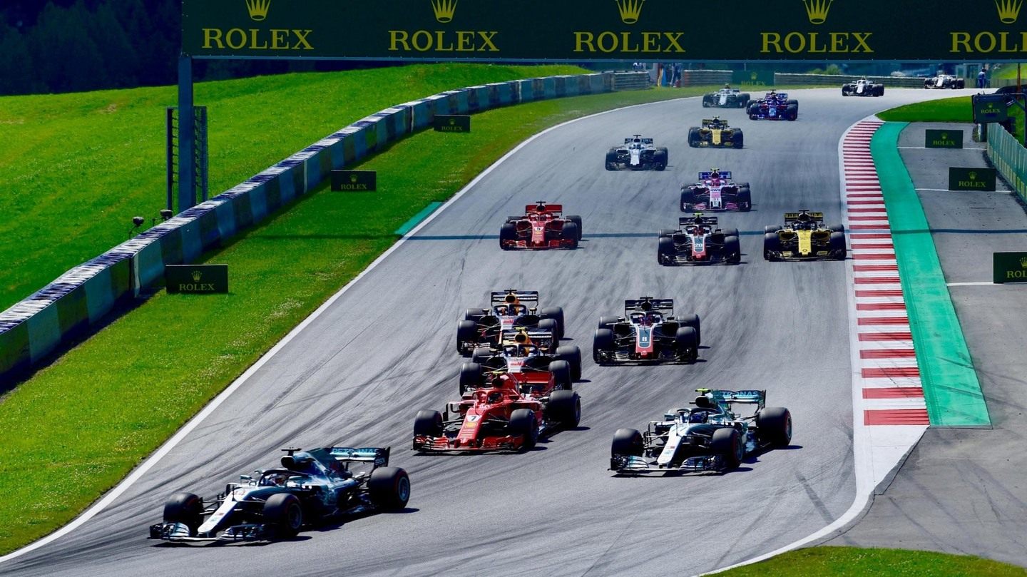 Льюис Хэмилтон, Mercedes, лидирует после старта Гран При Австрии © Formula 1