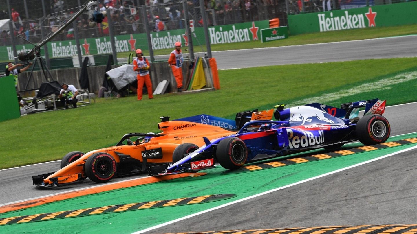 Пьер Гасли, Toro Rosso, и Фернандо Алонсо, McLaren © Formula 1