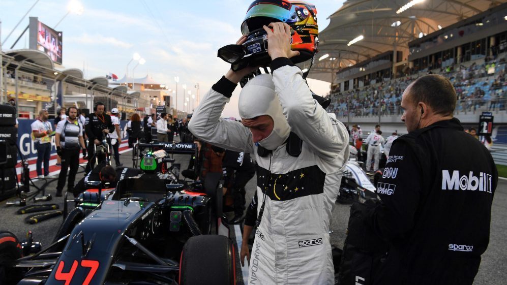 Стоффель Вандорн перед дебютным Гран При Бахрейна-2016 © Formula 1