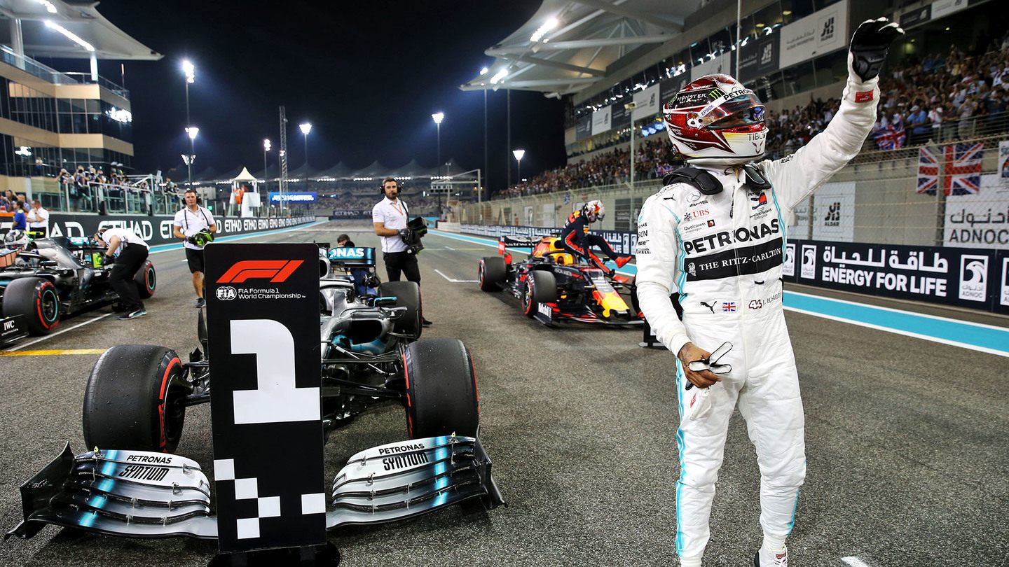 Льюис Хэмилтон празднует поул на Гран При Абу-Даби © Formula 1