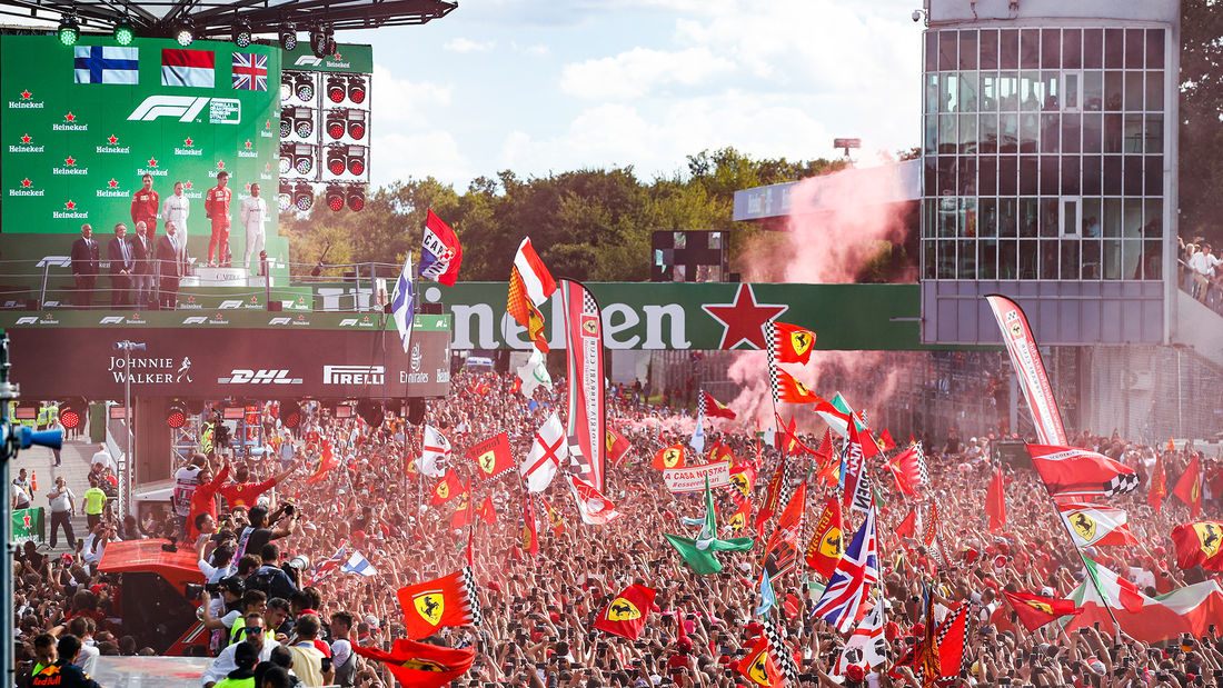 Итальянские болельщики празднуют победу Ferrari в Монце © Formula 1