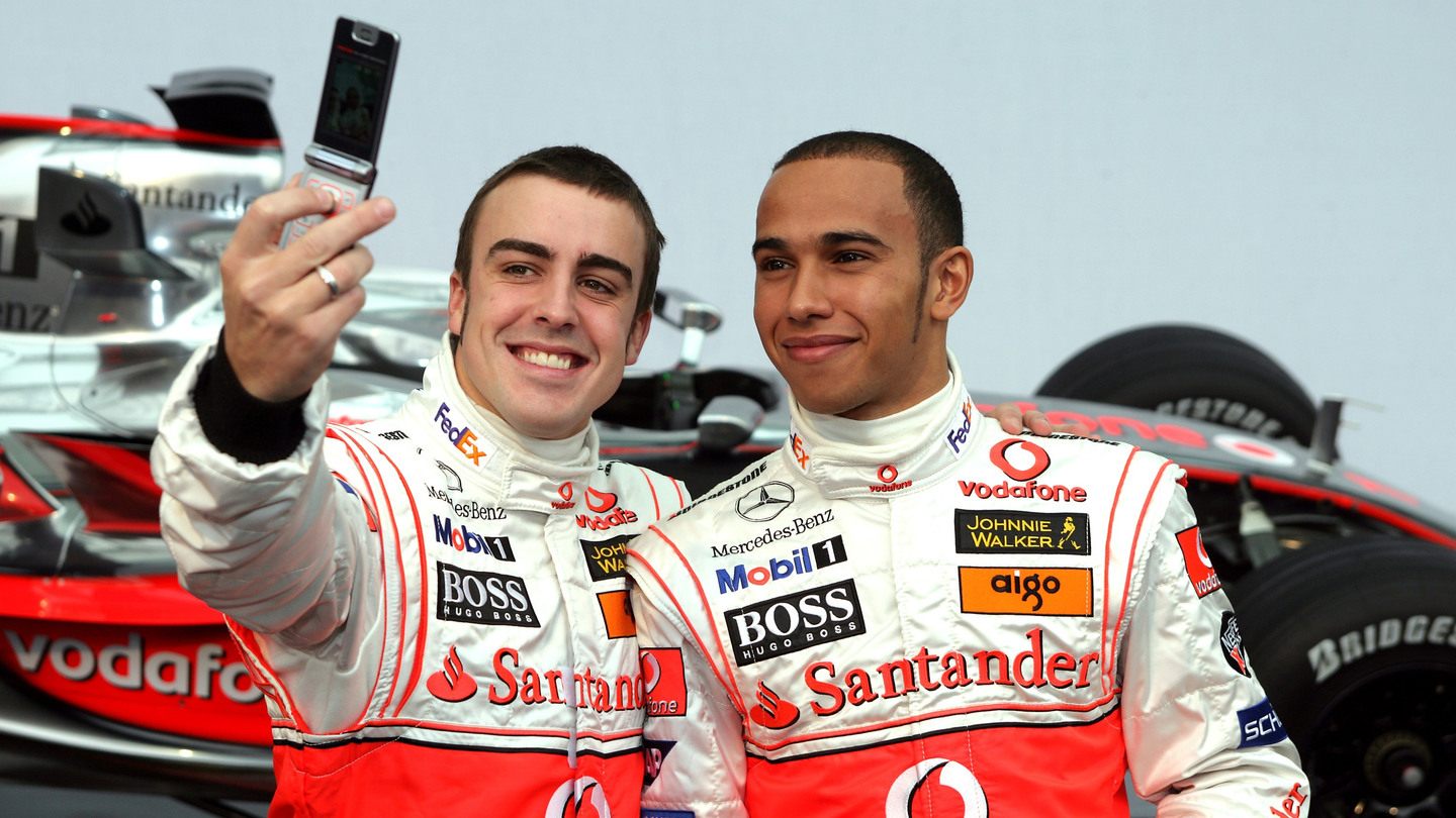 Алонсо и Хэмилтон на презентации машины McLaren в 2007 году © Formula 1