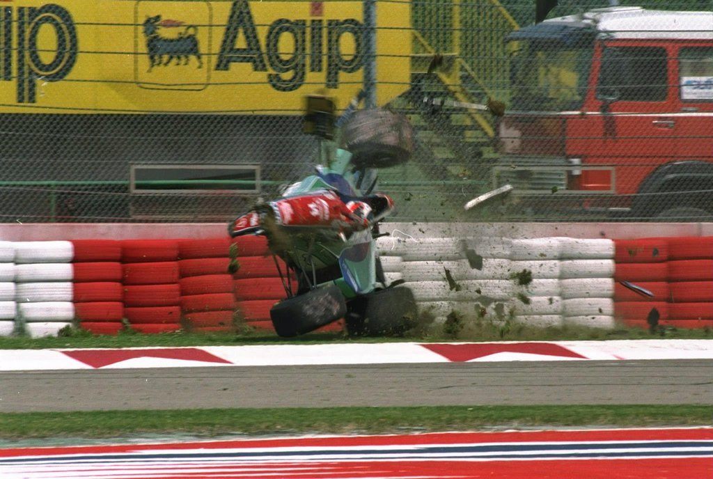 Авария Рубенса Баррикелло в пятничной квалификации Гран При Сан-Марино-1994 © www.p300.it