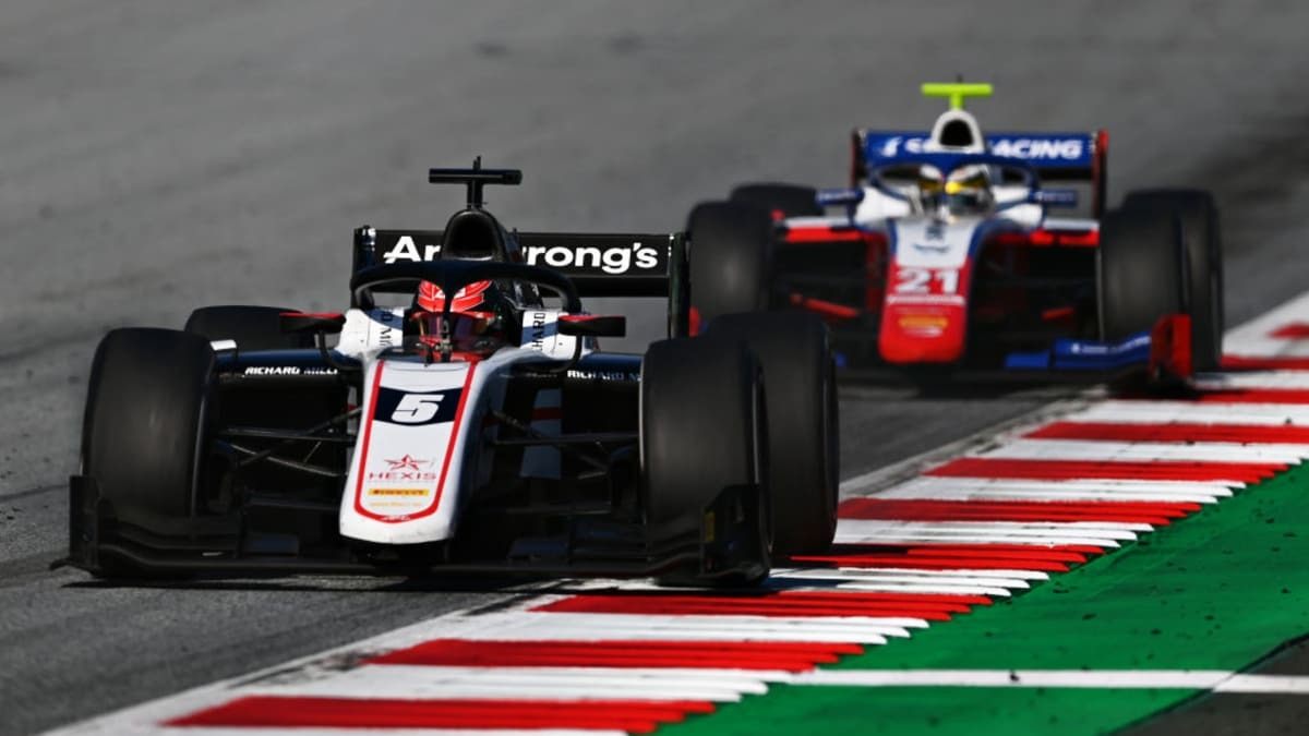 Армстронг впереди Шварцмана в субботней гонке © FIA Formula 2