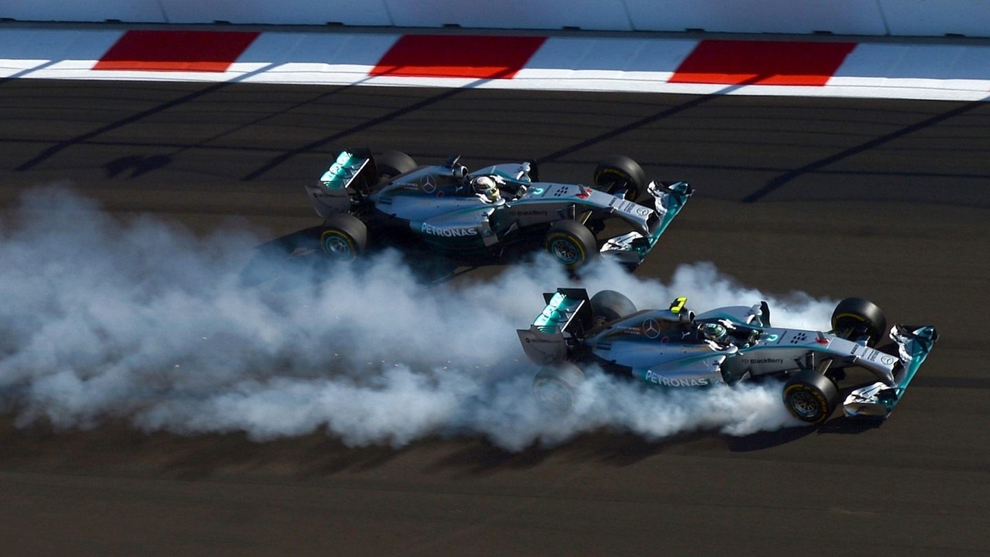 Нико Росберг и Льюис Хэмилтон на старте Гран При России-2014 © Formula 1