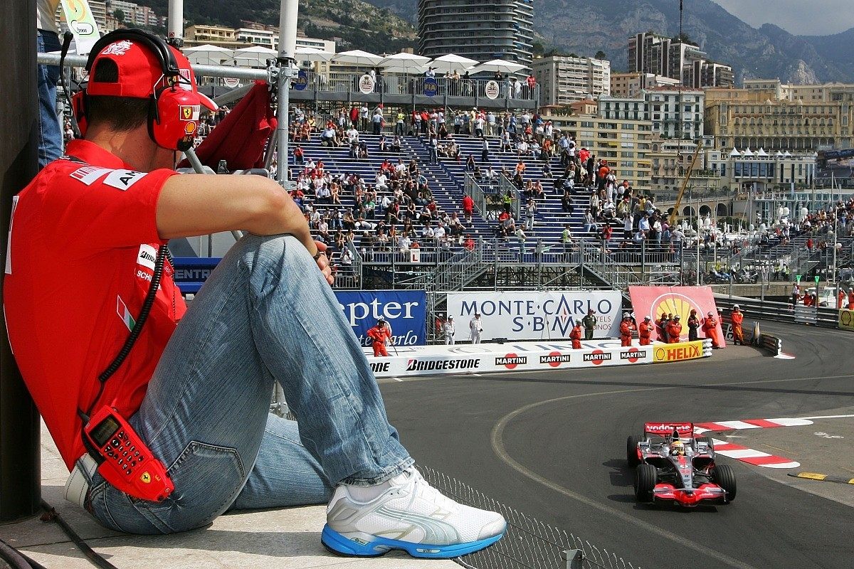 Михаэль Шумахер наблюдает за Льюисом Хэмилтоном на Гран При Монако-2007 © Pinterest.com.au