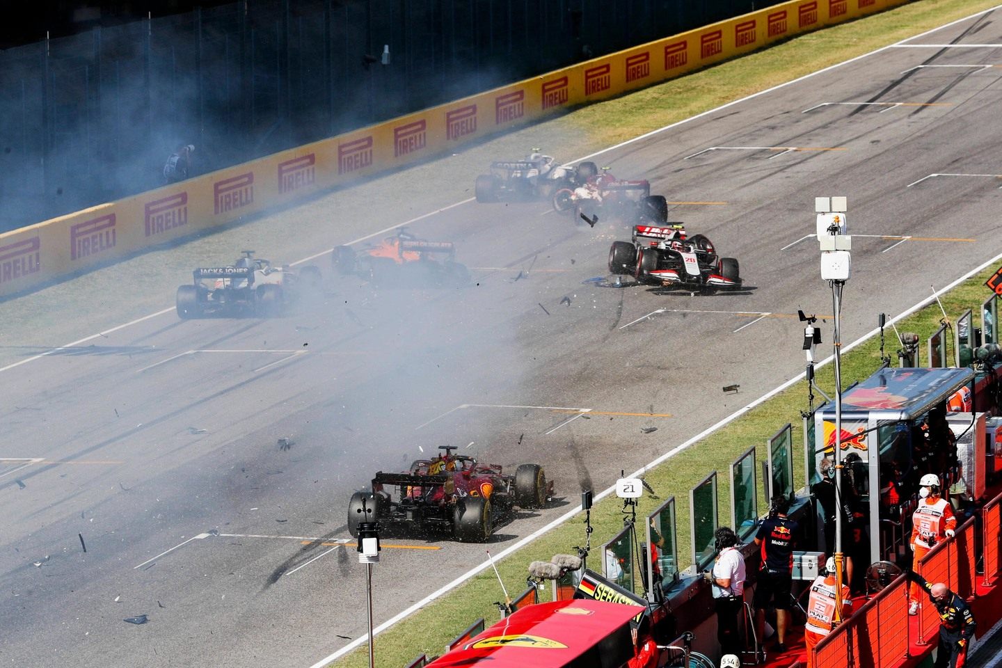 Массовый завал на Гран При Тосканы © Formula 1
