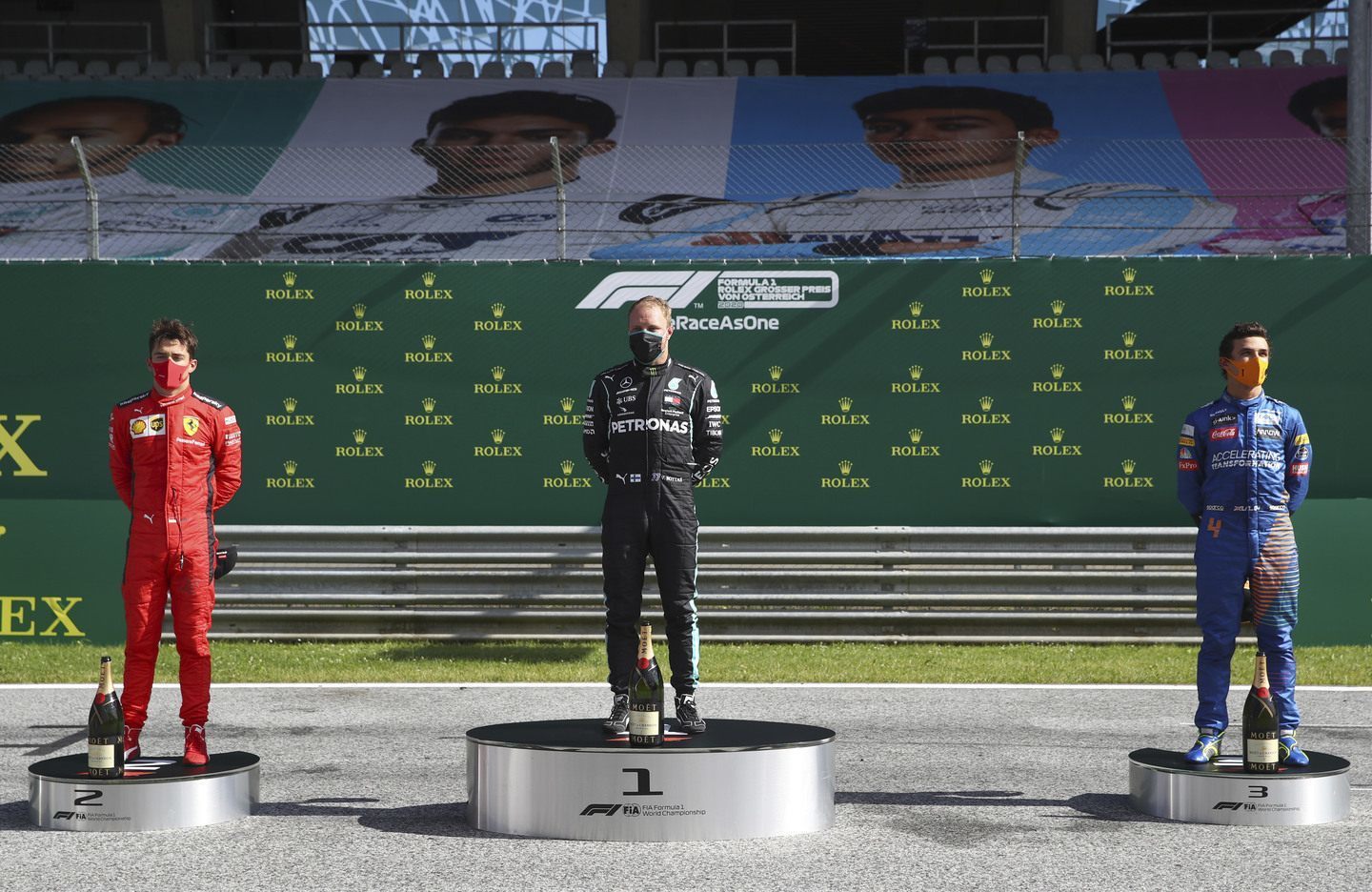 Необычная церемония подиума на Гран При Австрии на фоне пустых трибун © Formula 1