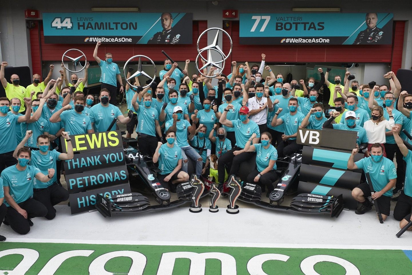 2020 год завершился очередной доминирующей победой Льюиса Хэмилтона и Mercedes © Mercedes