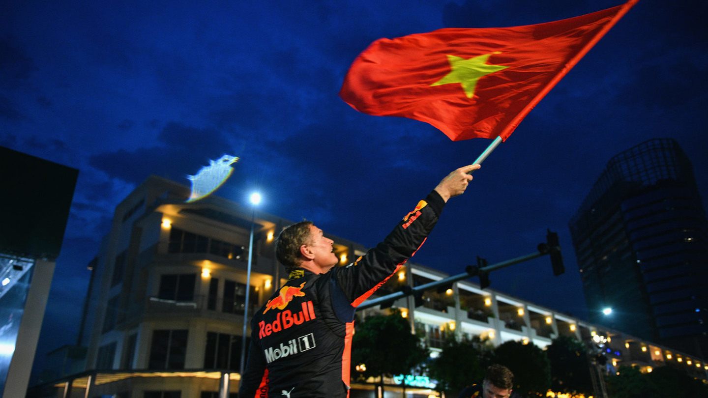 Дэвид Култхард с флагом Вьетнама на демонстрационных заездах в Хошимине в 2018-м © Thananuwat Srirasant for Red Bull