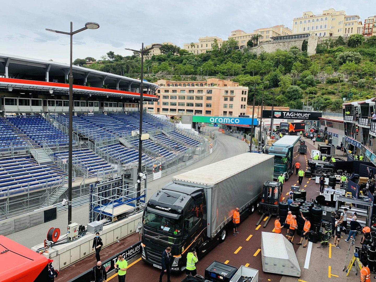 Погрузка оборудования команд после гонки в Монако © twitter.com/TheBishF1