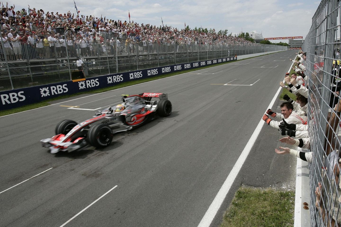 Две недели спустя после скандала на Гран При Монако-2007 Льюис Хэмилтон одержал свою первую победу в Формуле 1, выиграв гонку в Канаде © Mercedes AMG F1