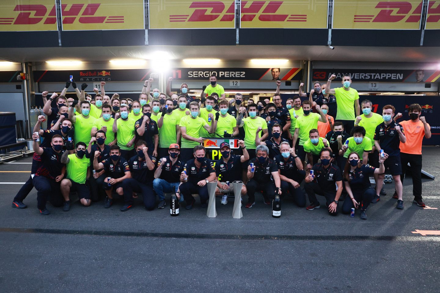 В Red Bull Racing празднуют победу Серхио Переса © Red Bull Content Pool / Getty Images