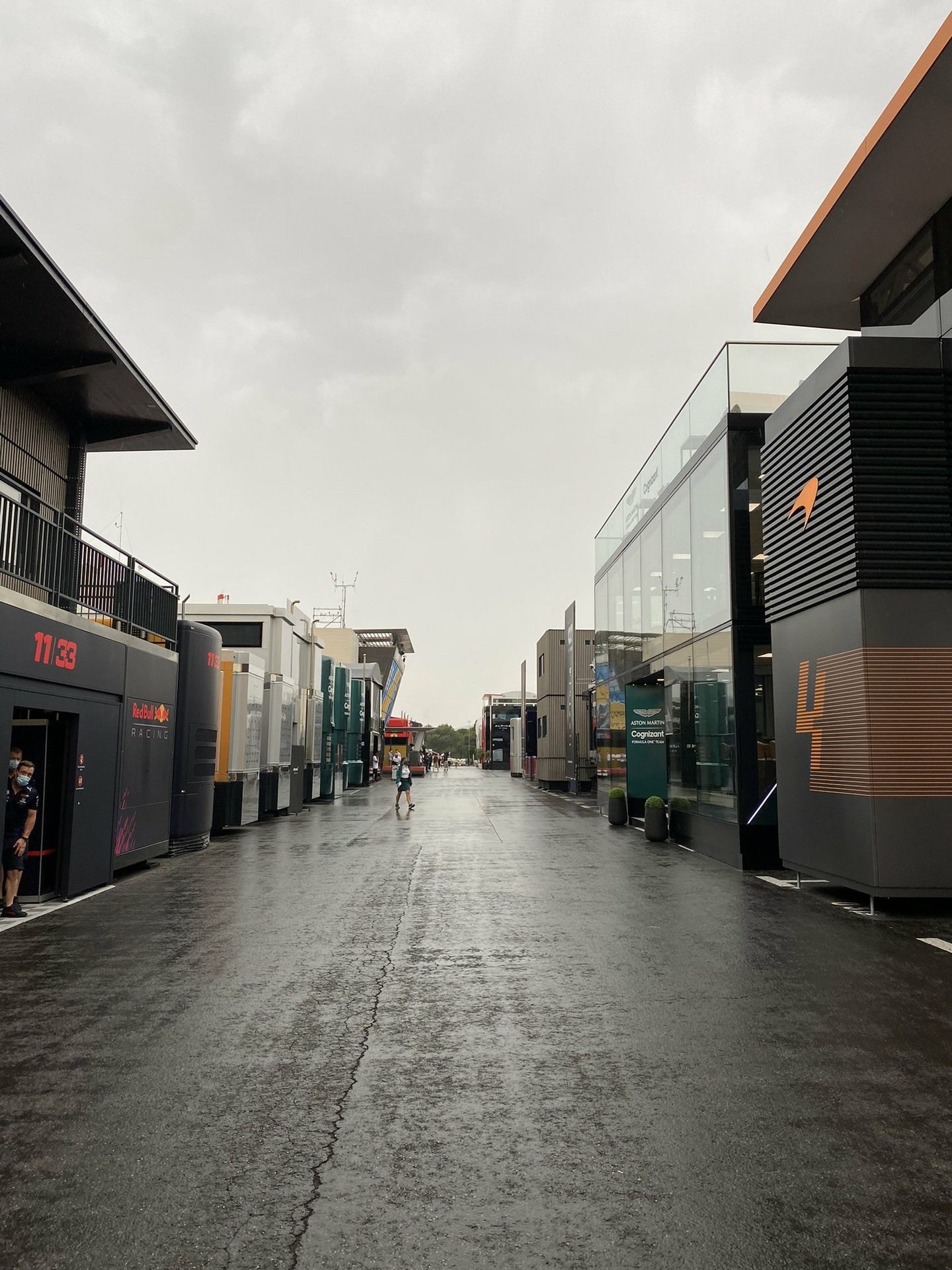 Паддок Поль-Рикара после дождя © twitter.com/McLarenF1