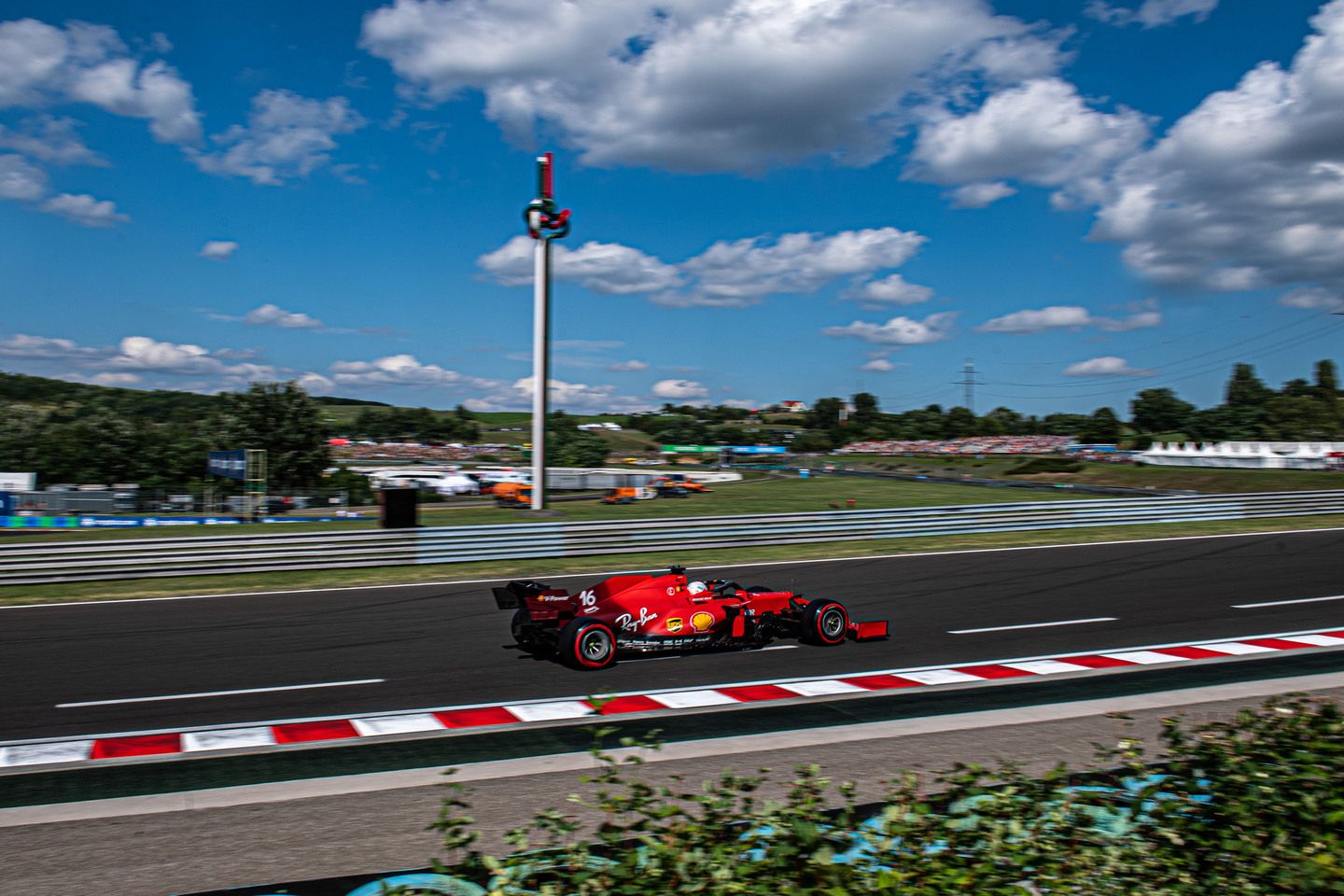 Старт гонки Формулы 1 на Хунгароринге состоится © twitter.com/ScuderiaFerrari