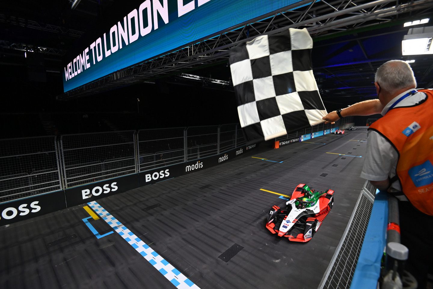 Лукас ди Грасси лишился победы в гонке в Лондоне из-за путаницы в правилах относительно заезда на пит-лейн © Formula E