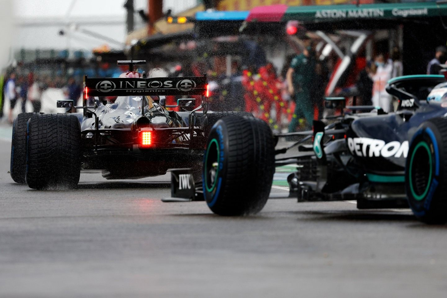 Пилоты Mercedes выезжают на трассу © Mercedes AMG F1