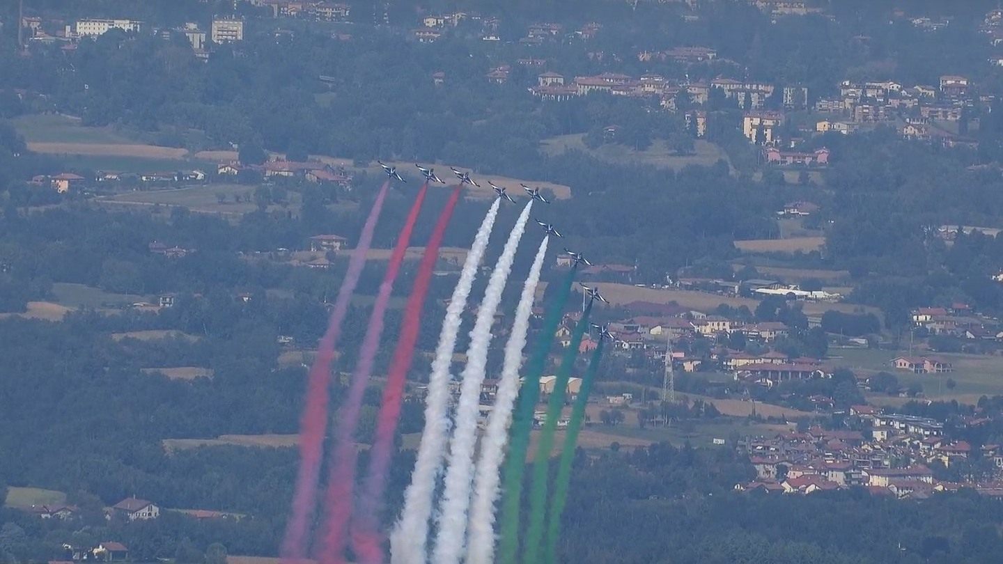 Цвета национального флага Италии в небе над Монцей © twitter.com/TelemetricoF1
