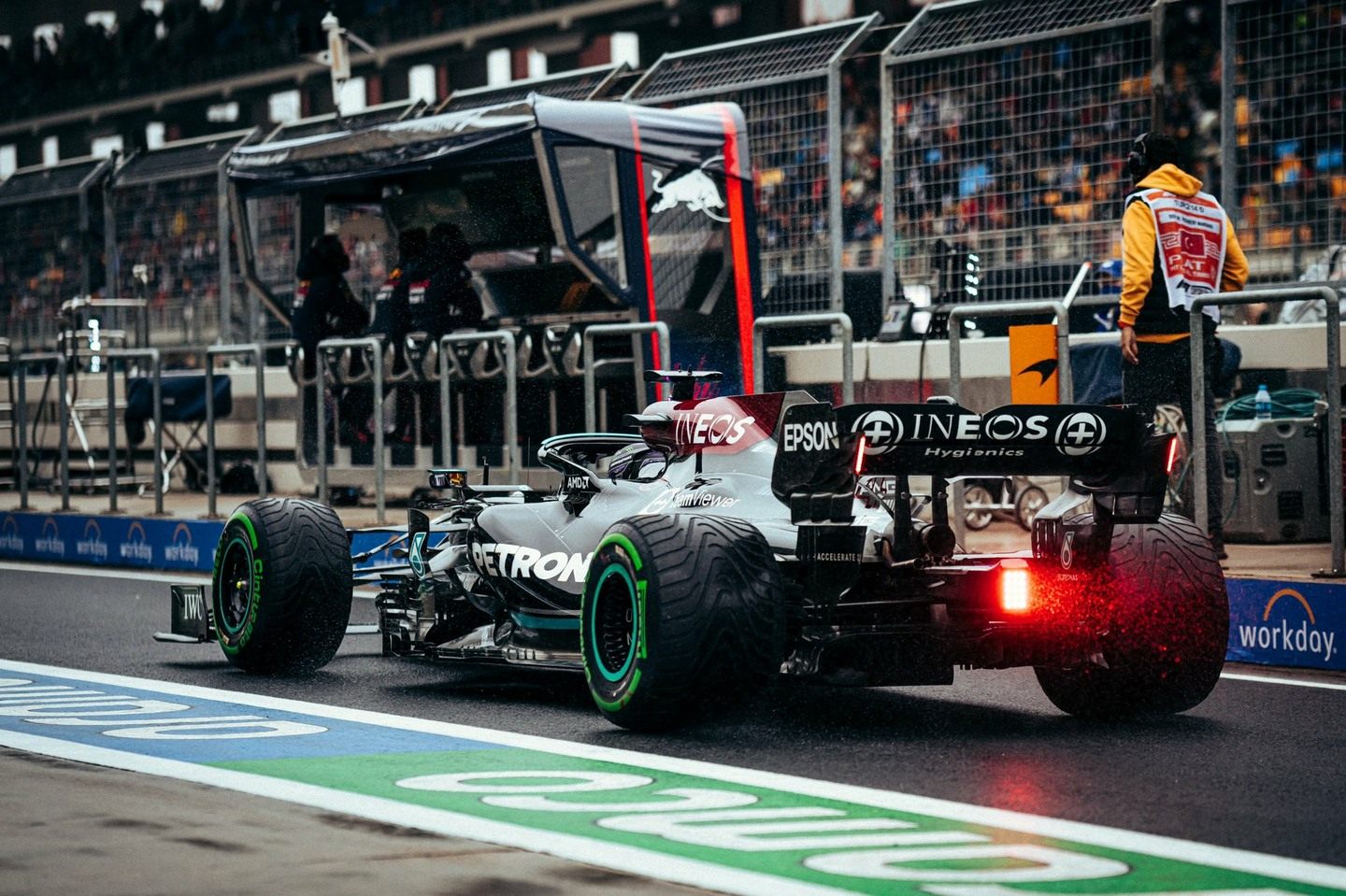 Льюис Хэмилтон © twitter.com/MercedesAMGF1