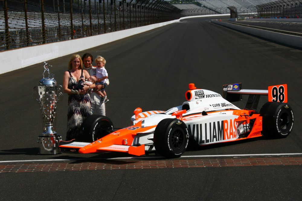 Дэн Уэлдон с детьми и супругой Сьюзи после второй победы в Индианаполисе в 2011 году © IndyCar