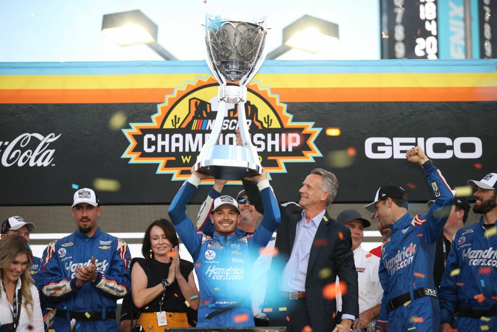 Кайл Ларсон с чемпионским кубком © Getty Images / NASCAR