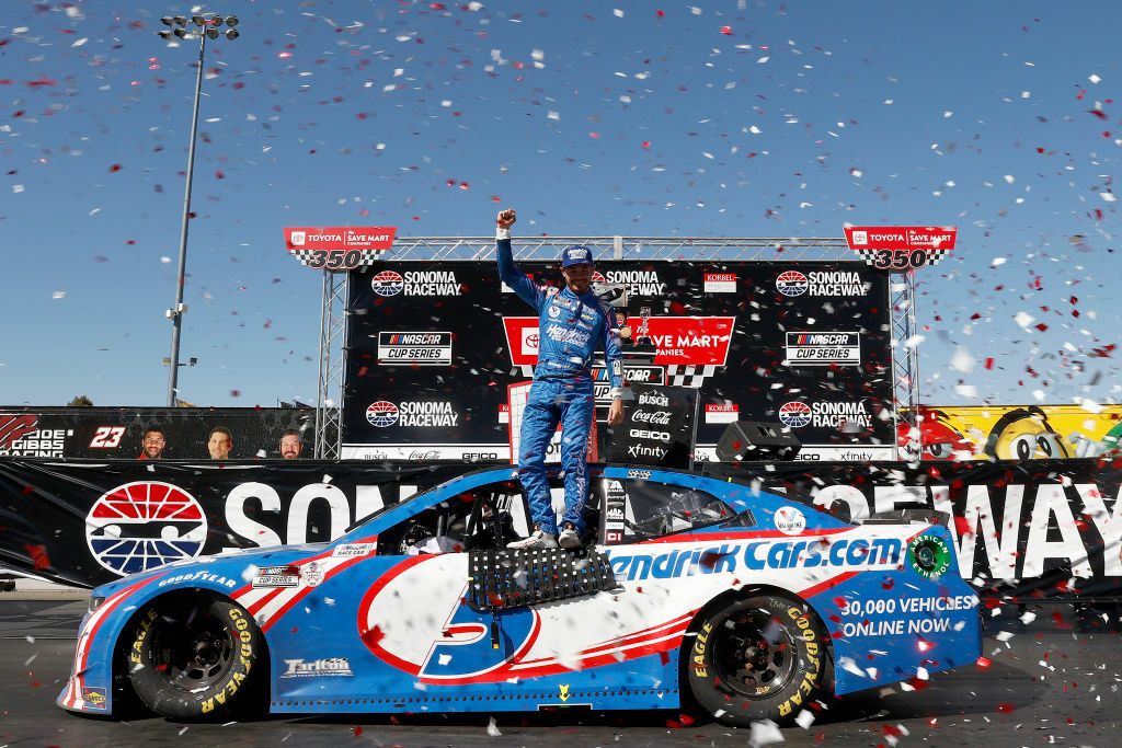 Кайл Ларсон празднует победу в Сономе © Getty Images / NASCAR