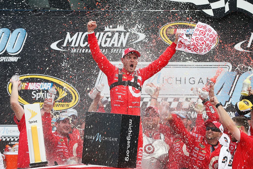 Кайл Ларсон празднует первую победу в высшем дивизионе NASCAR, Мичиган-2016 © Getty Images/ NASCAR