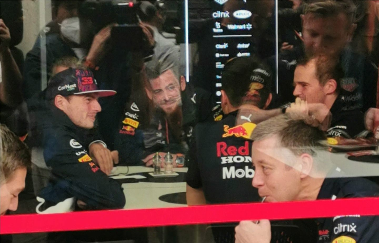 Макс Ферстаппен и сотрудники Red Bull Racing © twitter.com/AlbertFabrega