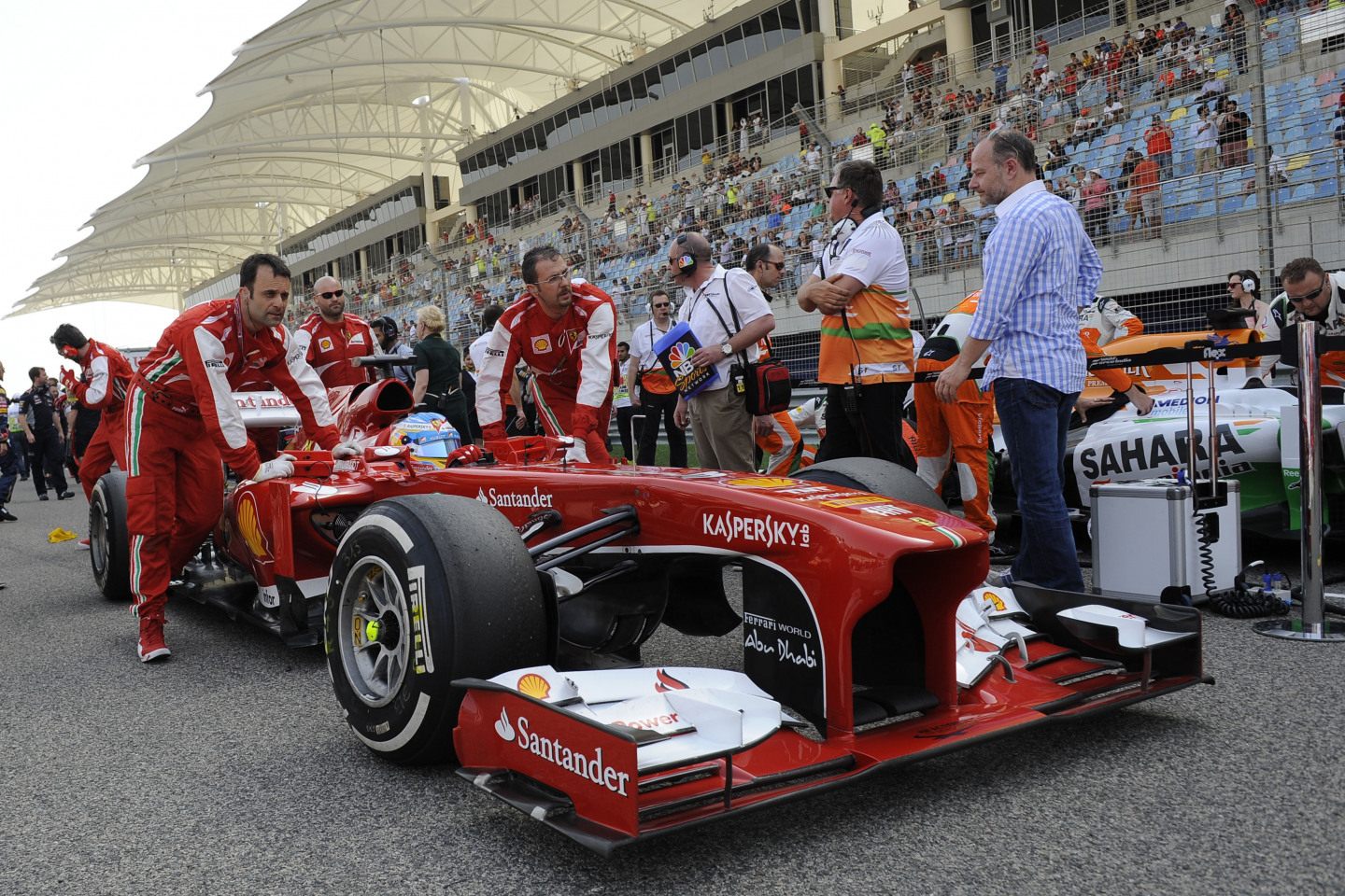 Фернандо Алонсо на стартовой решетке Гран При Бахрейна-2013 © Ferrari