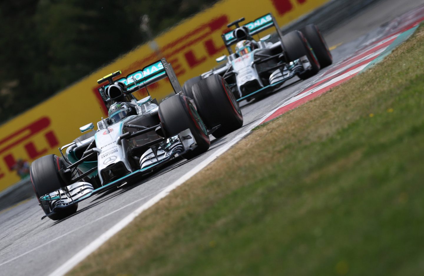 Росберг и Хэмилтон на Гран При Австрии 2014 года © Mercedes