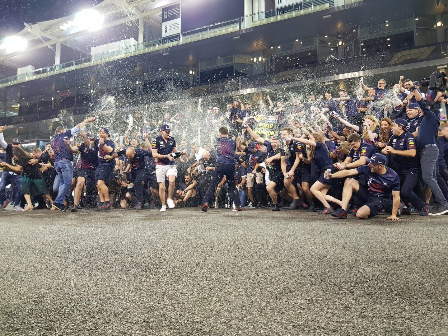 Празднование в Red Bull Racing © twitter.com/Jaeggi