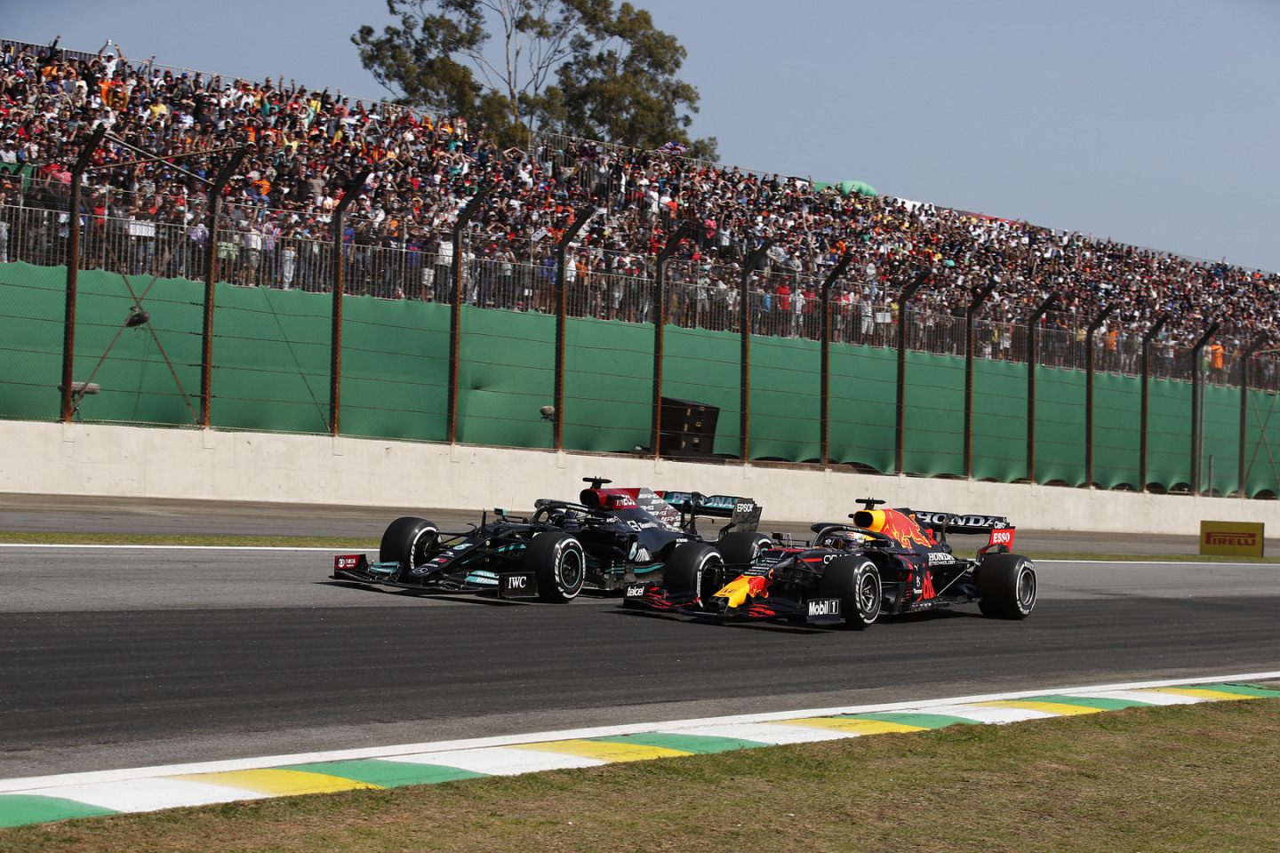 Льюис Хэмилтон и Макс Ферстаппен на Гран При Бразилии © Mercedes